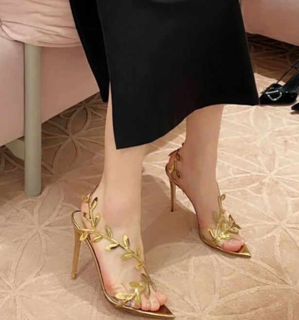 صندل بكعب عالٍ ومقدمة مدببة وأشرطة على شكل أوراق العنب – أوريازو