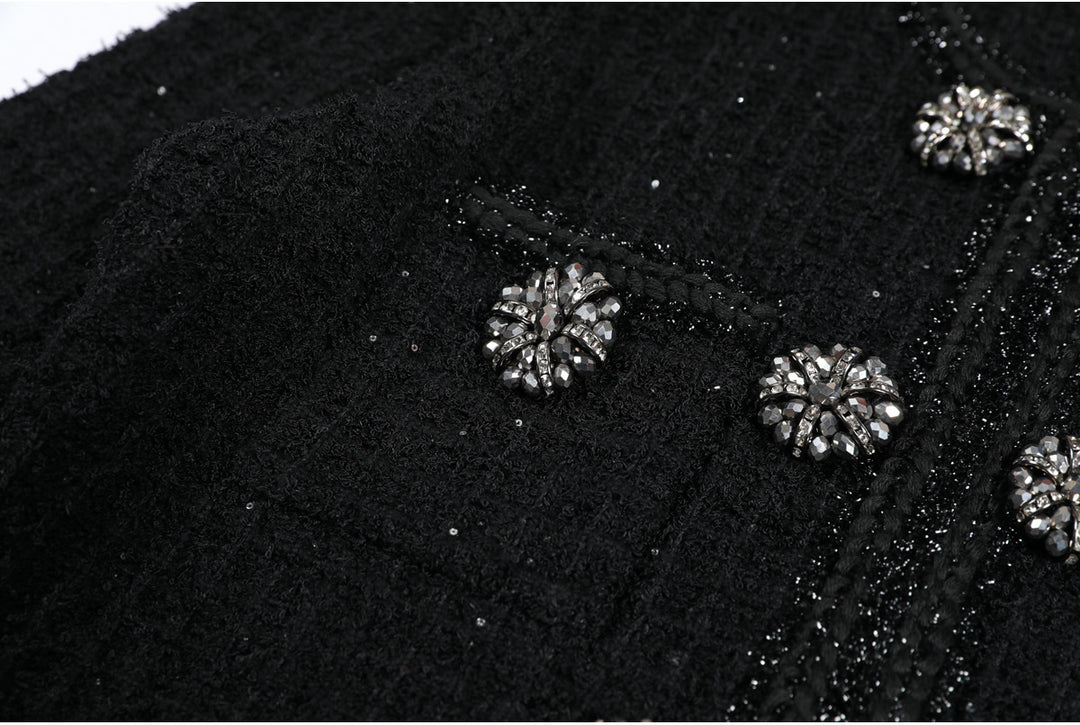 فستان قصير من التويد بأكمام طويلة وأزرار مرصعة بالجواهر – فيفيتي