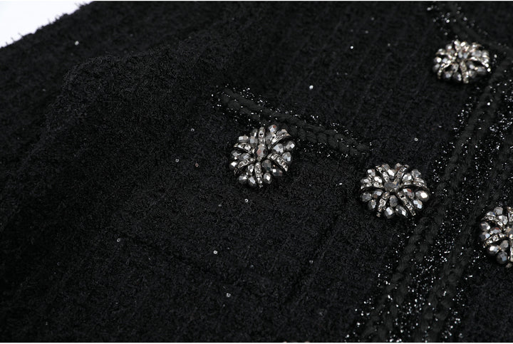 فستان قصير من التويد بأكمام طويلة وأزرار مرصعة بالجواهر – فيفيتي