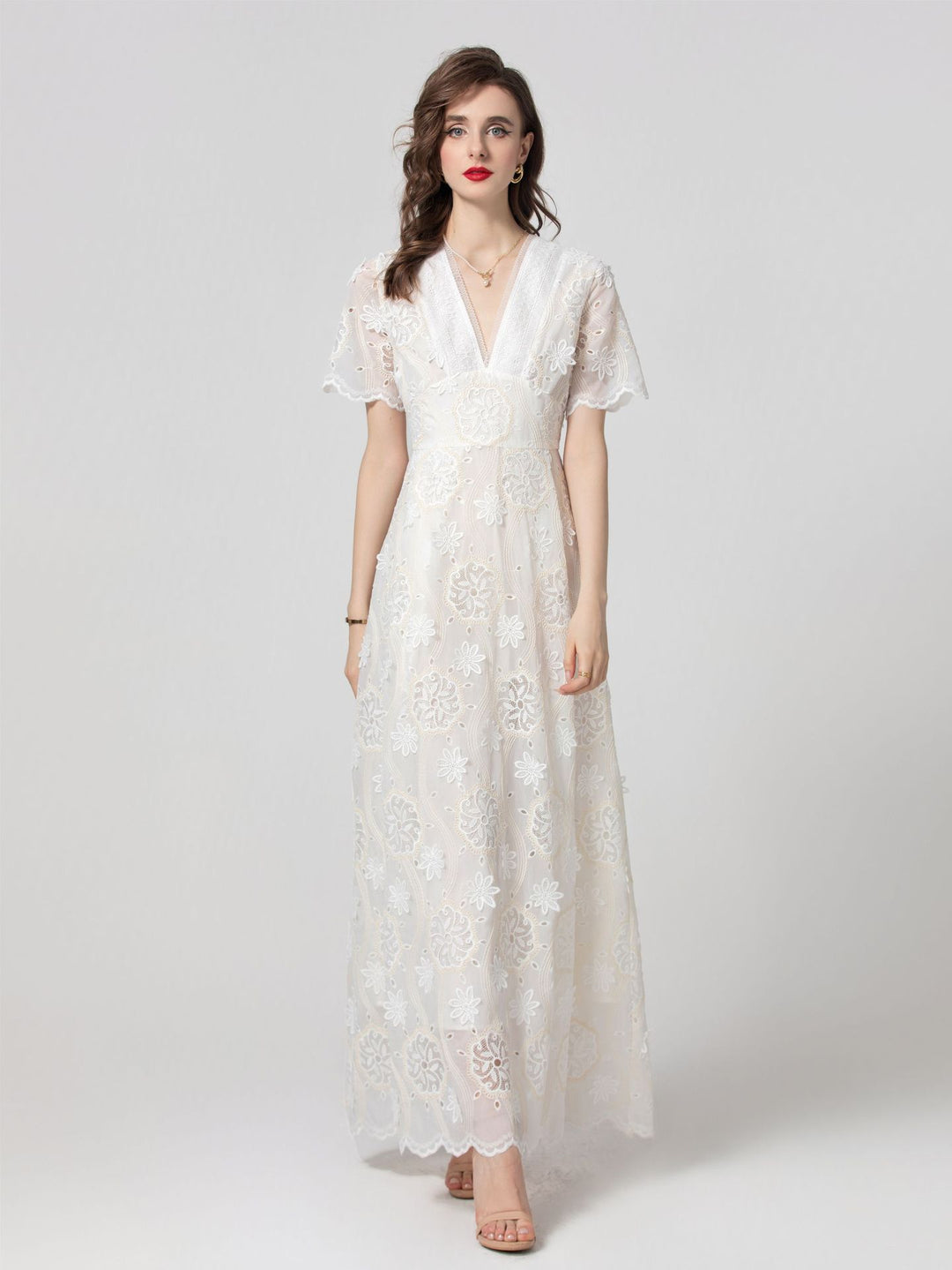 فستان ماكسي مطرز من الدانتيل مع حاشية صدفية – إيزابيلا