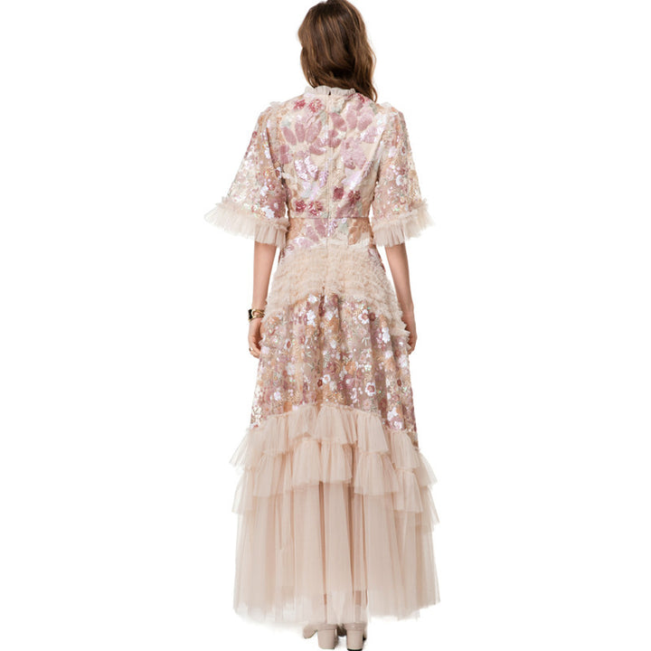 فستان من التول المطرز بالزهور مع كشكشة متعددة الطبقات – أورورا