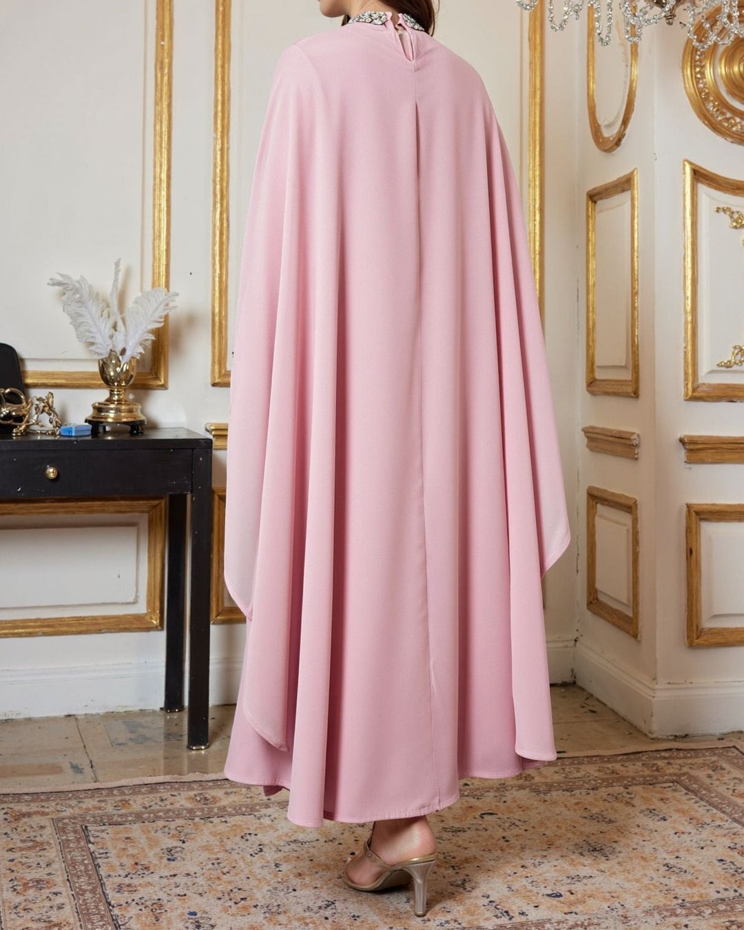 فستان واسع بأكمام طويلة مع عباءة مزخرفة – أماريل