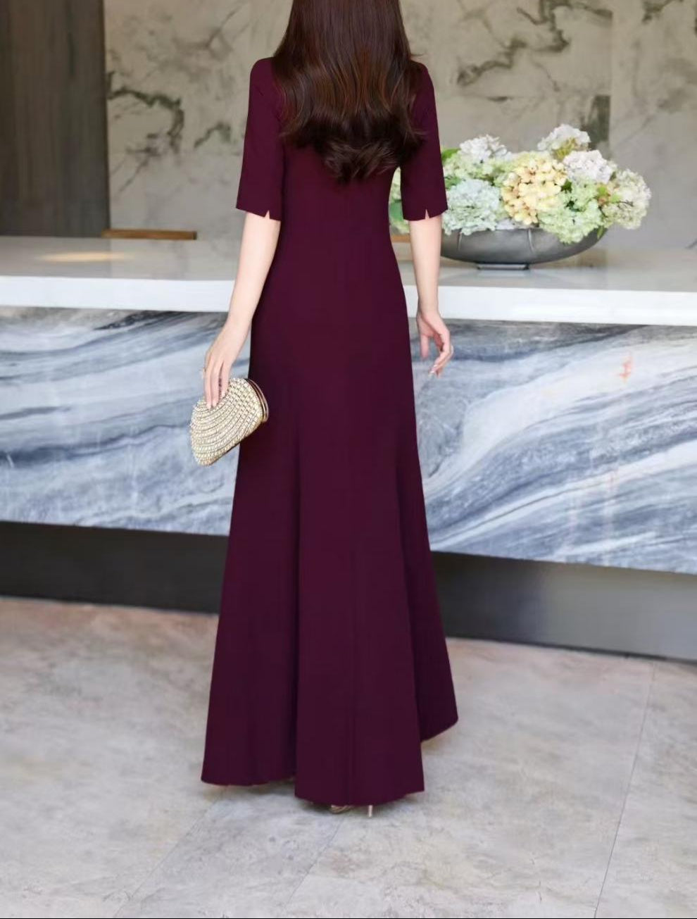 فستان حورية البحر مزين بفتحة رقبة على شكل حرف V عميقة - ماجينتا لوكس