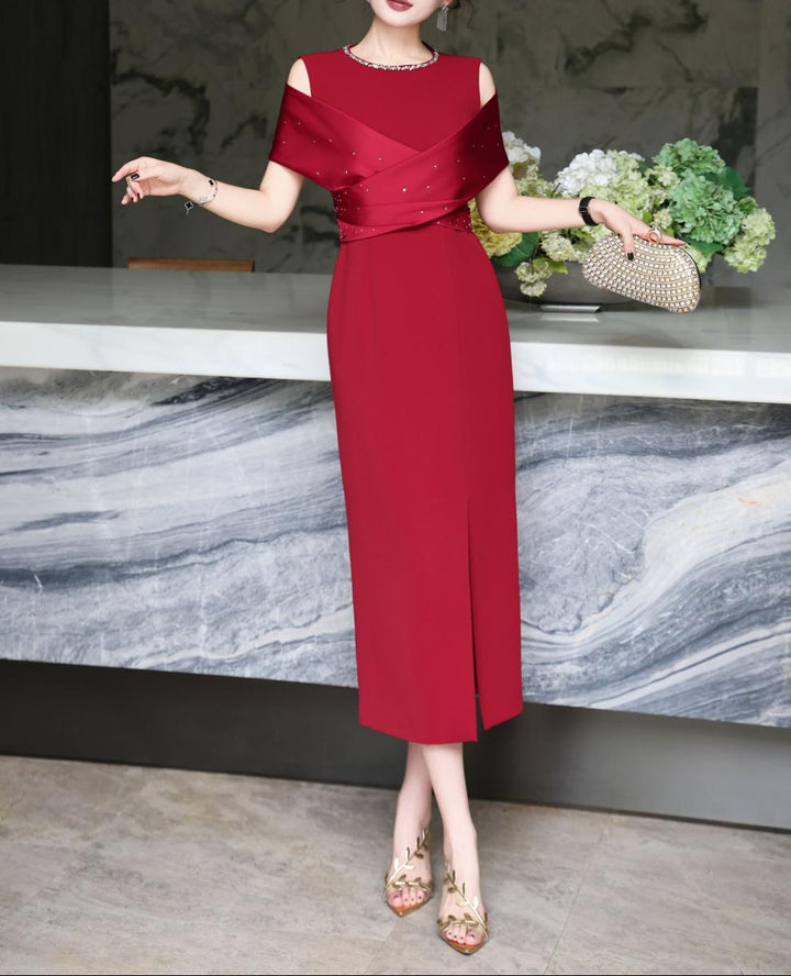 فستان عمودي مكشوف الكتفين مع درابزين من الساتان – روبينا