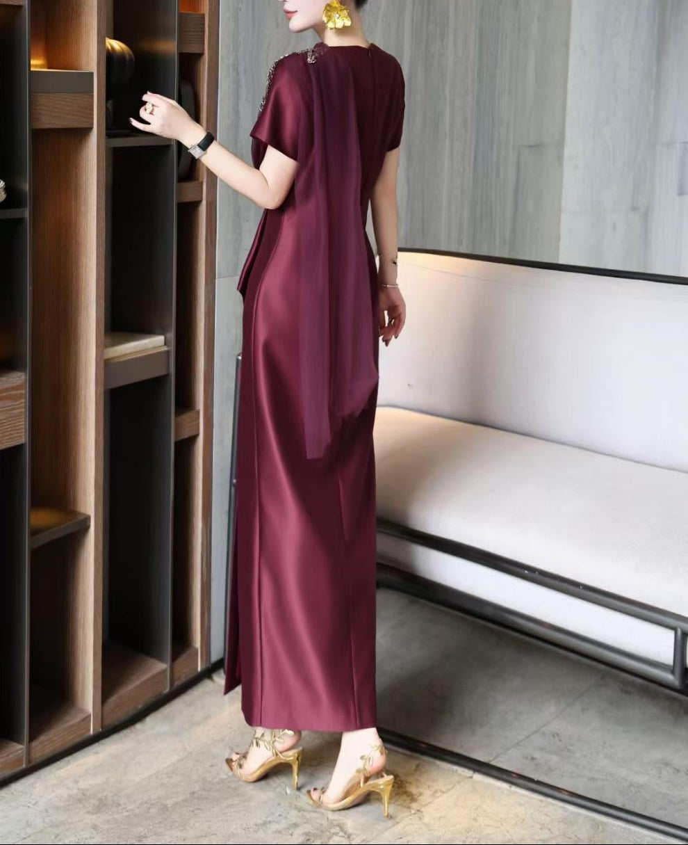 فستان ساتان بفتحة رقبة على شكل حرف V مع ثنيات زهرية مزينة – نافيا