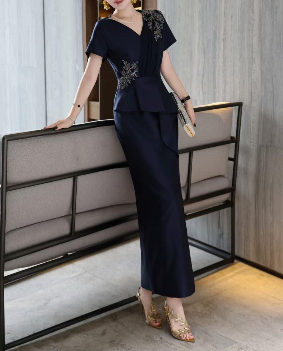 فستان ساتان بفتحة رقبة على شكل حرف V مع ثنيات زهرية مزينة – نافيا