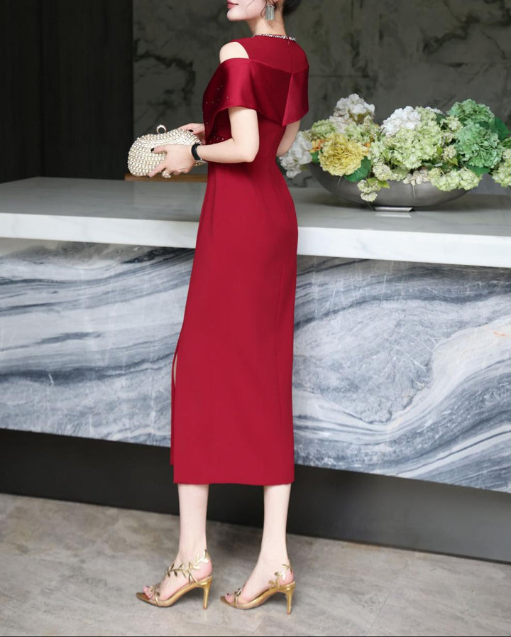 فستان عمودي مكشوف الكتفين مع درابزين من الساتان – روبينا