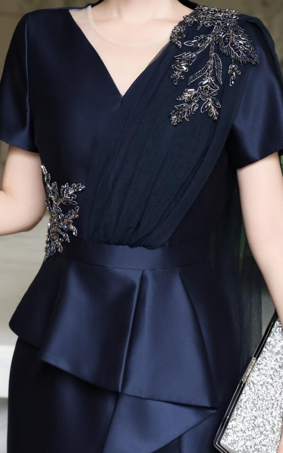 فستان ساتان بفتحة رقبة على شكل حرف V مع ثنيات زهرية مزينة – نافيا