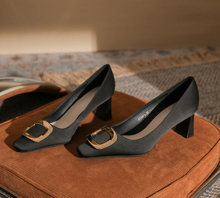 pointed-toe block heel pumps with bold buckle – DARIAWU