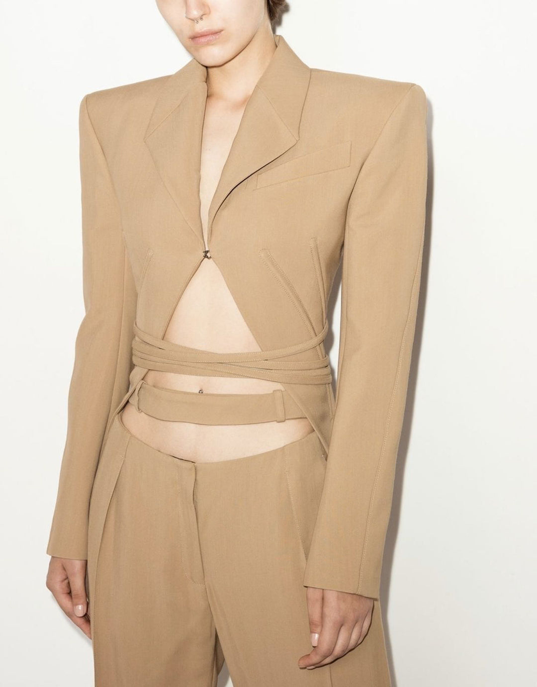 op maat gemaakte flare-pak met satijnen pofmouwen – VALENCIA 