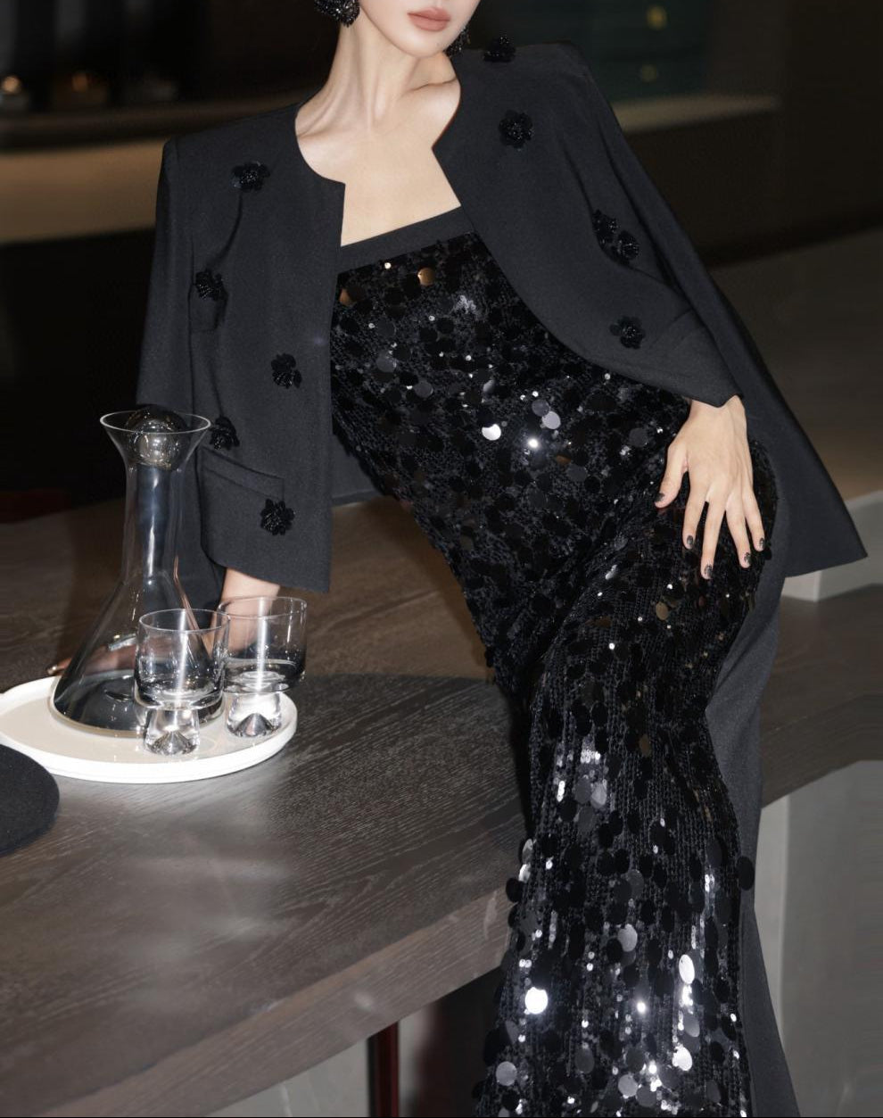 فستان عمودي بدون أكمام مزين بالترتر مع سترة قصيرة مزينة – أورورا