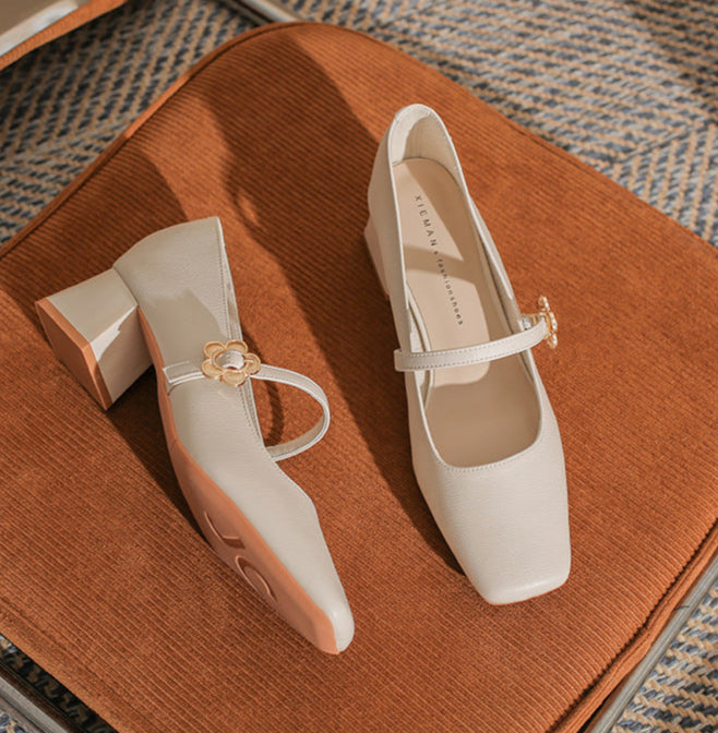 حذاء بكعب عريض مع حزام بإبزيم مزهر – كاميلروي