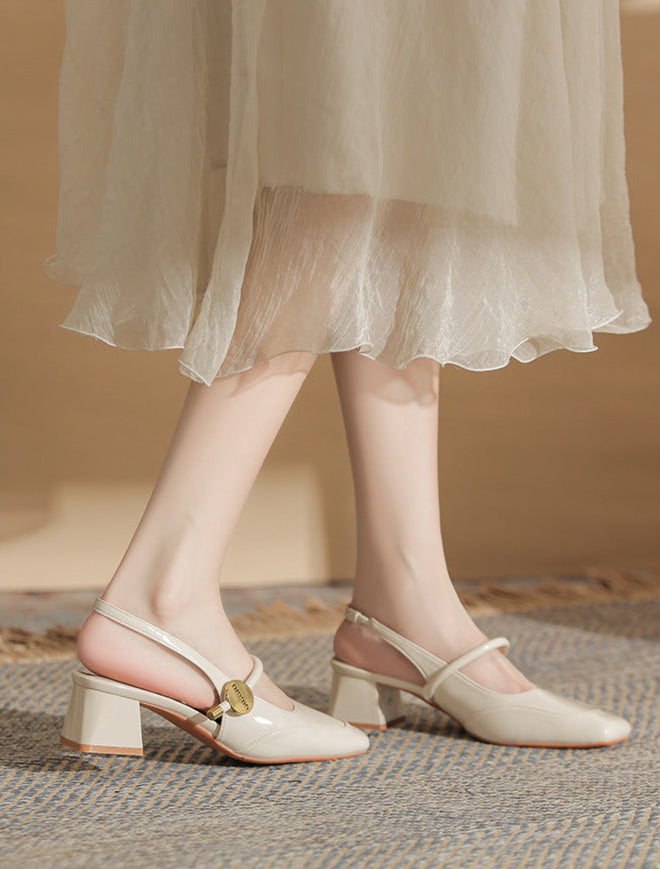 حذاء بكعب سميك مفتوح من الخلف مع حزام معدني بأزرار – أوريليادوي