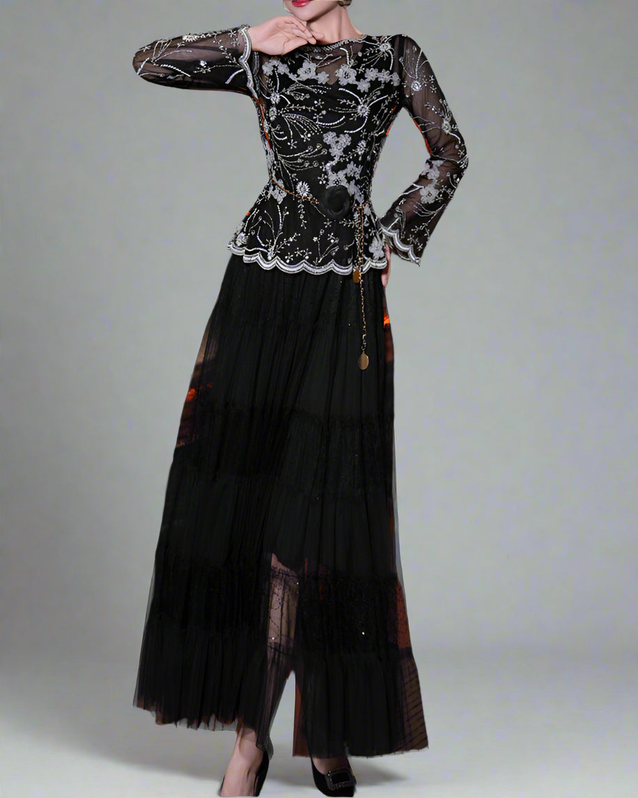 短袖中长连衣裙，配有3D花卉贴花 - BLOOMIQ 