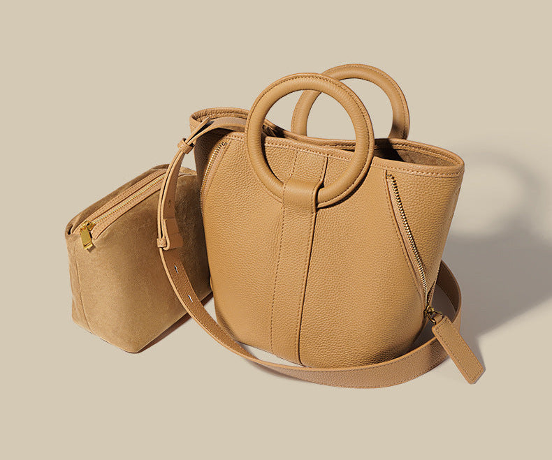 gewebte Rattan-Tragetasche mit doppelten Ledergriffen – LÉONIE 