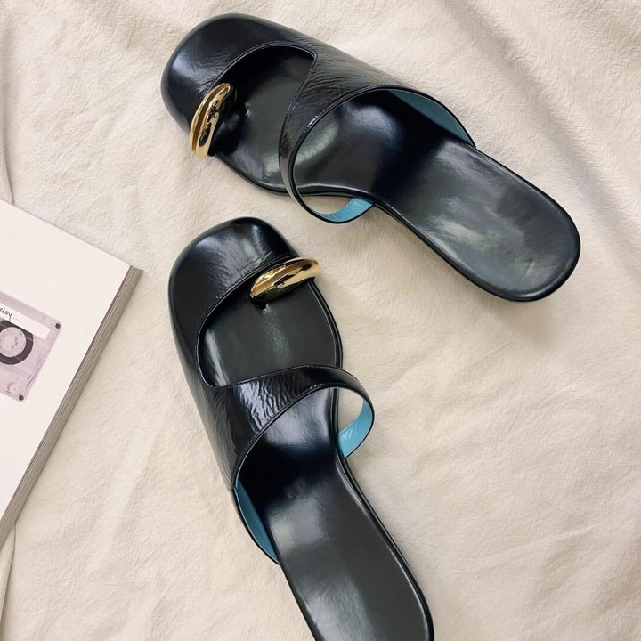 شبشب جلدي حكيمي مع لمسات بيضاوية فضية – لييرا