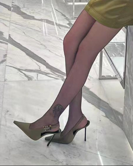 حذاء بكعب عالٍ مفتوح من الخلف بإبزيم من صدفة السلحفاة – فيرابكي