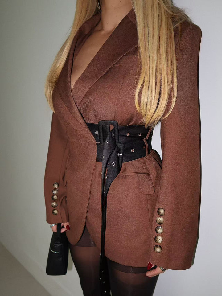 بليزر مصمم خصيصًا مع تفاصيل حزام الكورسيه - دوفيلا