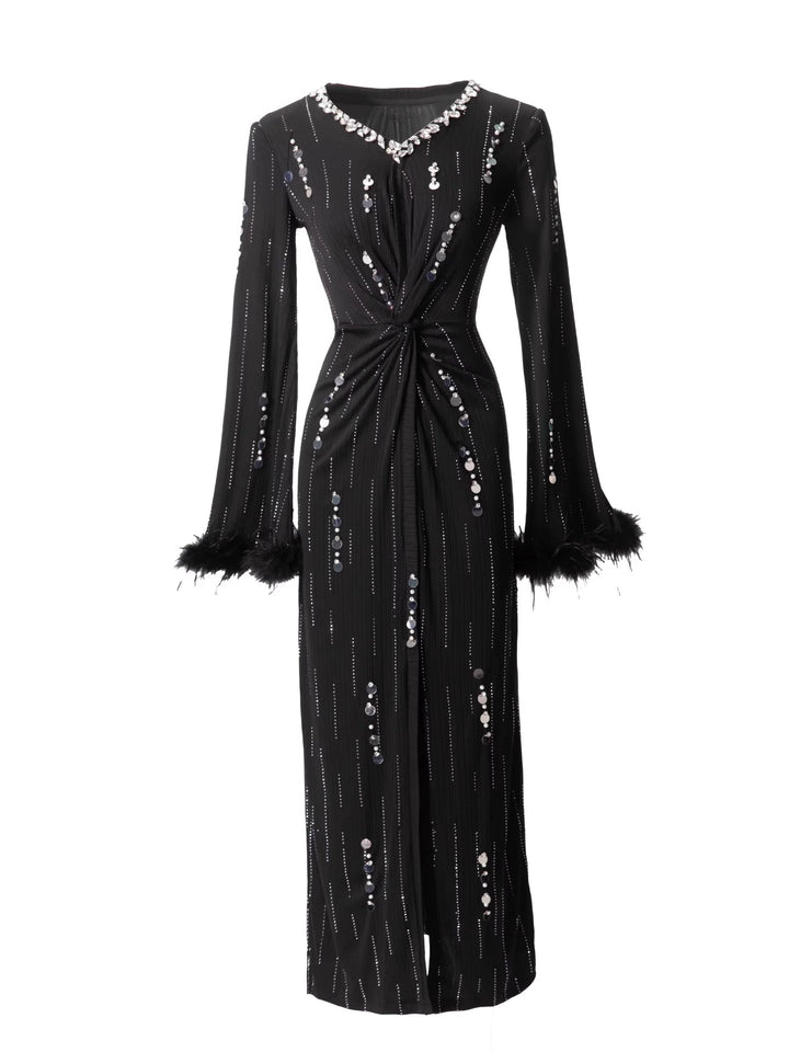 فستان مزخرف بفتحة وأكمام مزينة بالريش – فيفيانا