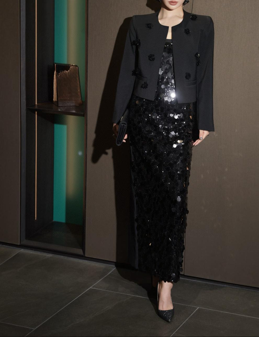 فستان عمودي بدون أكمام مزين بالترتر مع سترة قصيرة مزينة – أورورا