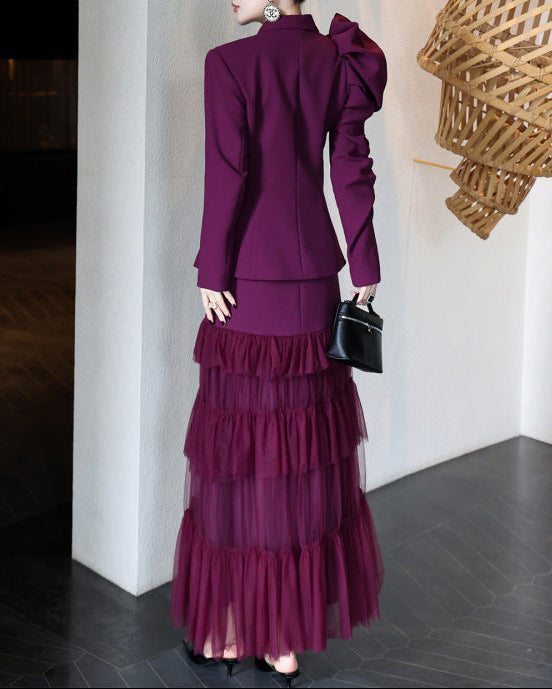 طقم بليزر بأكمام مكشكشة مع تنورة من التول متعدد الطبقات – قطيفة