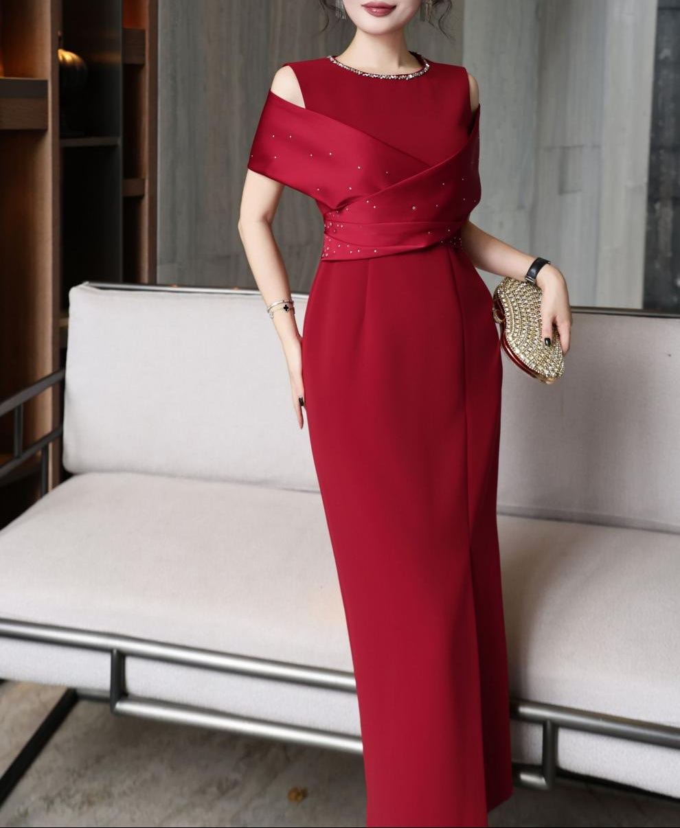 فستان عمودي مكشوف الكتفين مع درابزين من الساتان – روبينا