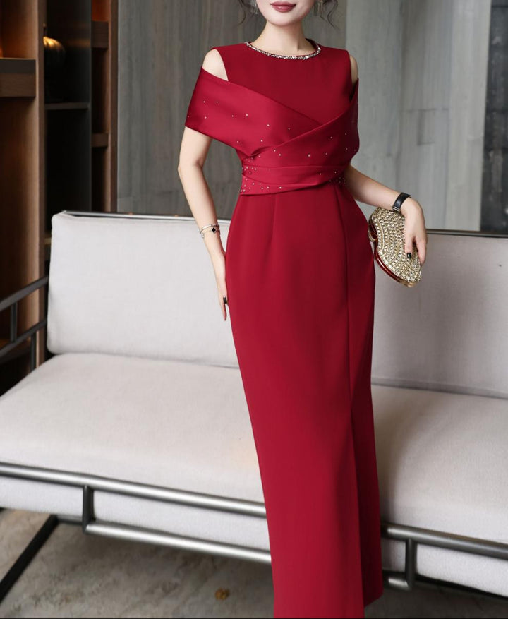 فستان عمودي مكشوف الكتفين مع درابزين من الساتان – روبينا