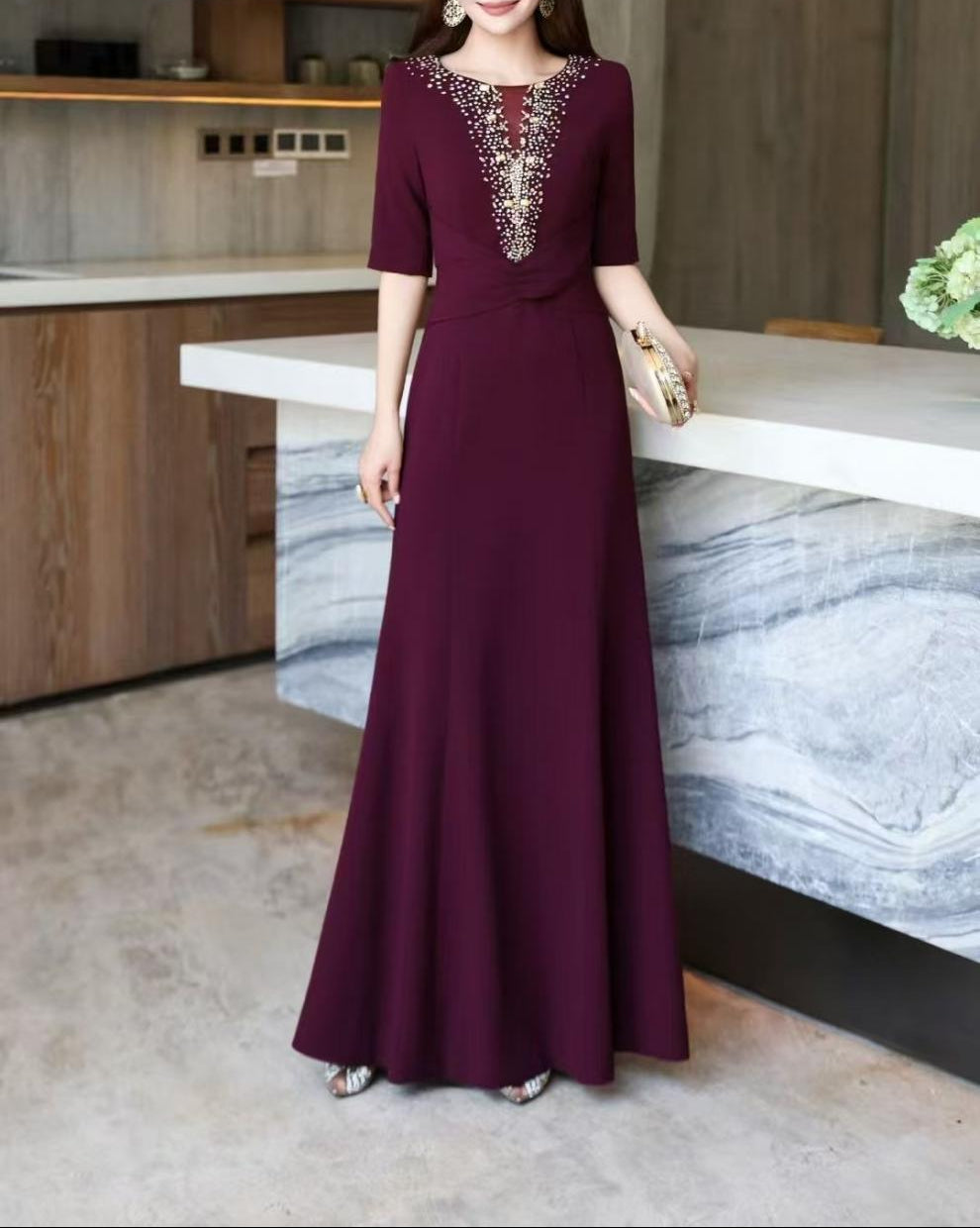 فستان حورية البحر مزين بفتحة رقبة على شكل حرف V عميقة - ماجينتا لوكس