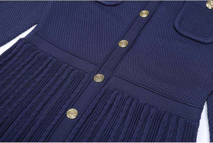 فستان محبوك بأكمام طويلة وأزرار أمامية – إلارا