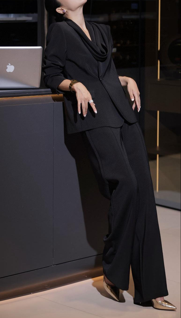 بدلة بنطلون واسعة الساق مصممة خصيصًا مع سترة ذات ياقة منسدلة - أستر