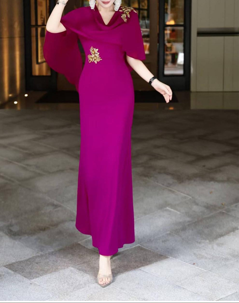 فستان حورية البحر مع عباءة وتطريز مرصع بالجواهر – فيولا