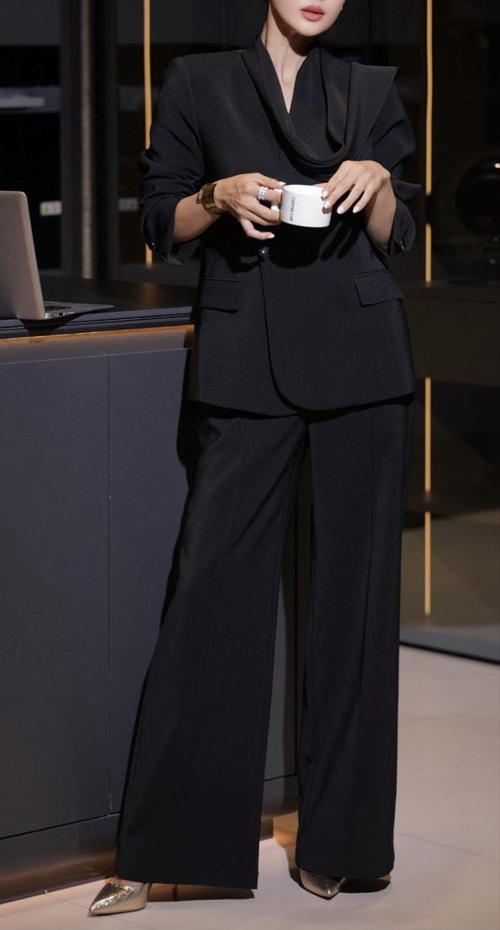 بدلة بنطلون واسعة الساق مصممة خصيصًا مع سترة ذات ياقة منسدلة - أستر