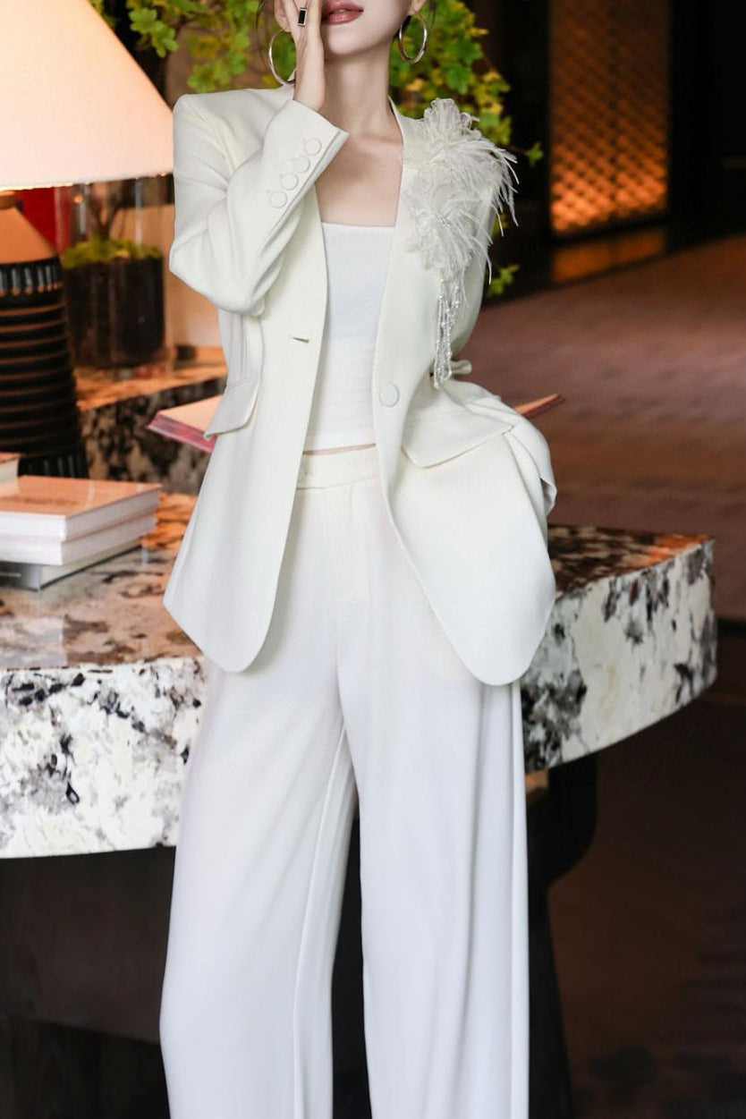 بدلة مصممة بساق واسعة مع لمسة أكتاف زهرية – لينيا