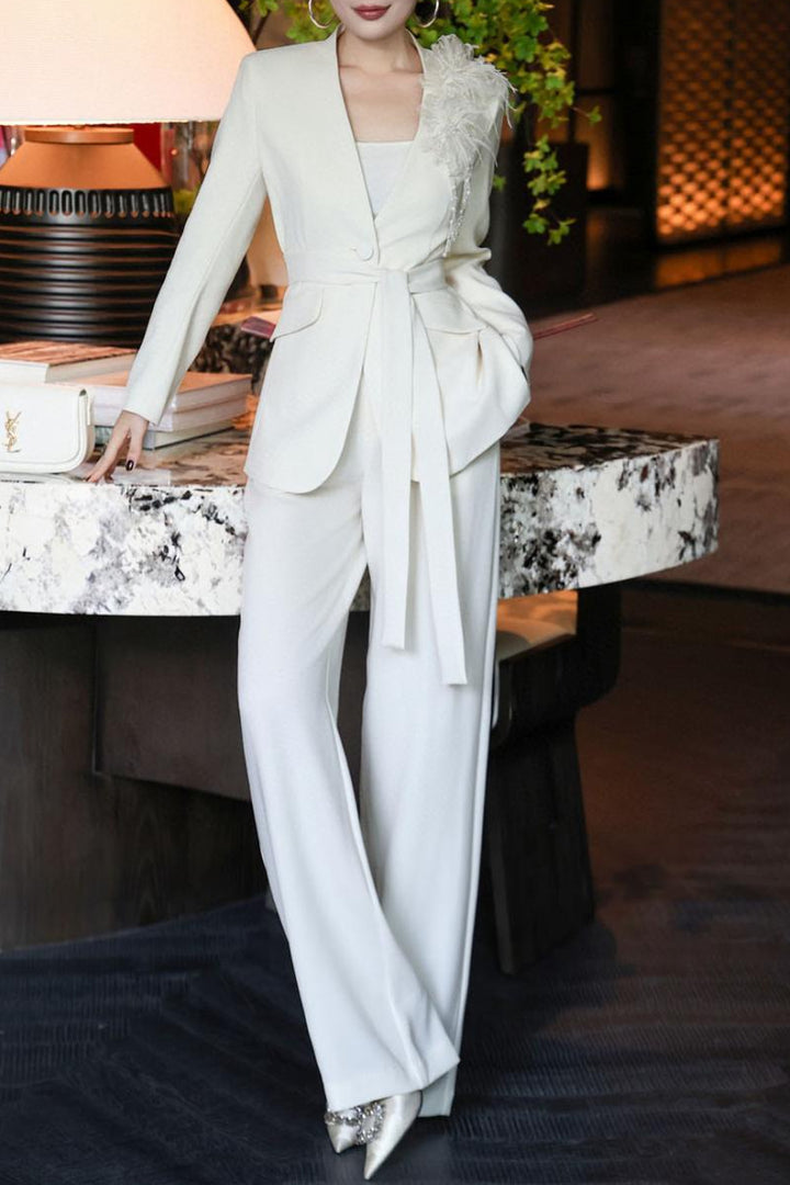 بدلة مصممة بساق واسعة مع لمسة أكتاف زهرية – لينيا