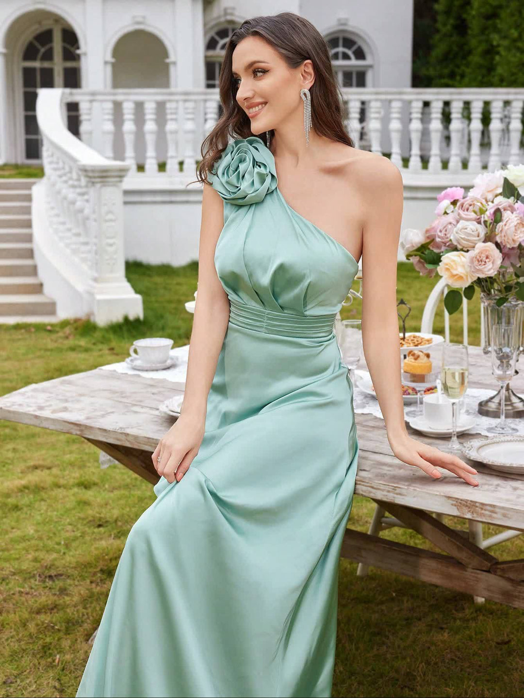 فستان بكتف واحد وتفاصيل زهرية – الصفاء