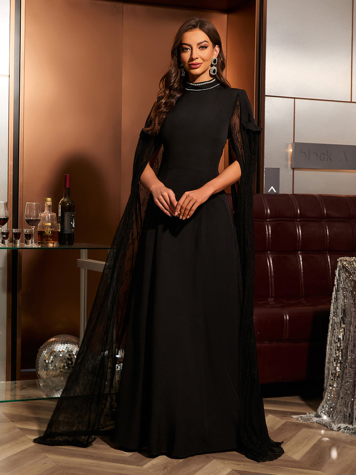 فستان برقبة عالية وأكمام دانتيل على شكل كيب – سيليسريك