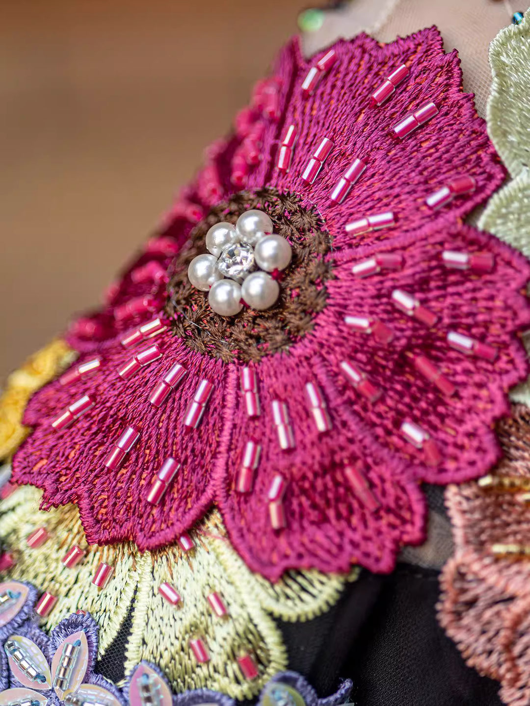 op maat gemaakte flare-pak met satijnen pofmouwen – VALENCIA 