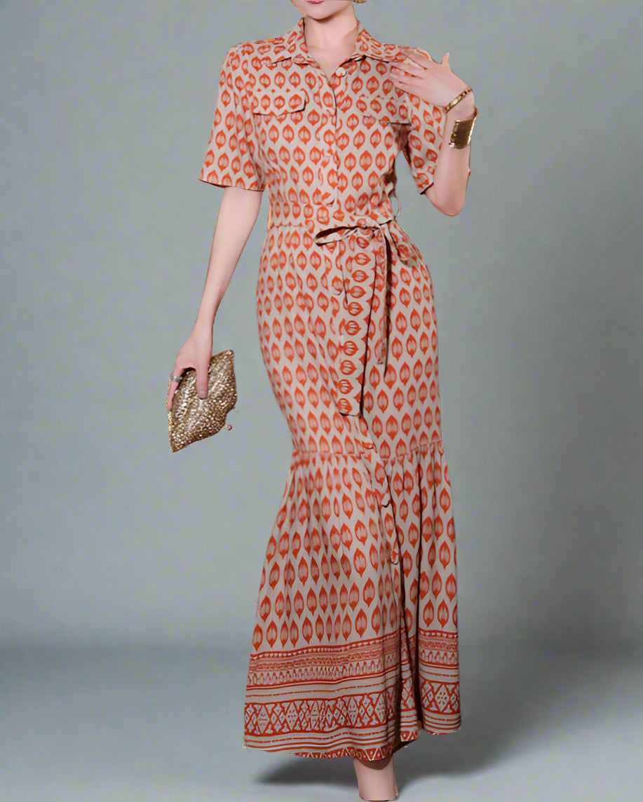 短袖中长连衣裙，配有3D花卉贴花 - BLOOMIQ 