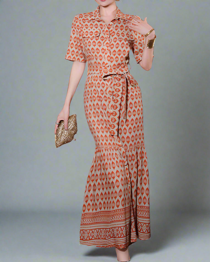 短袖中长连衣裙，配有3D花卉贴花 - BLOOMIQ 