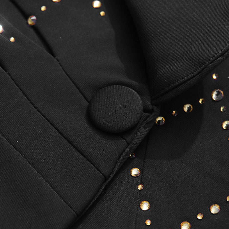 بليزر ملفوف مرصع بأحجار الراين مع ياقة من الساتان - ديلورا