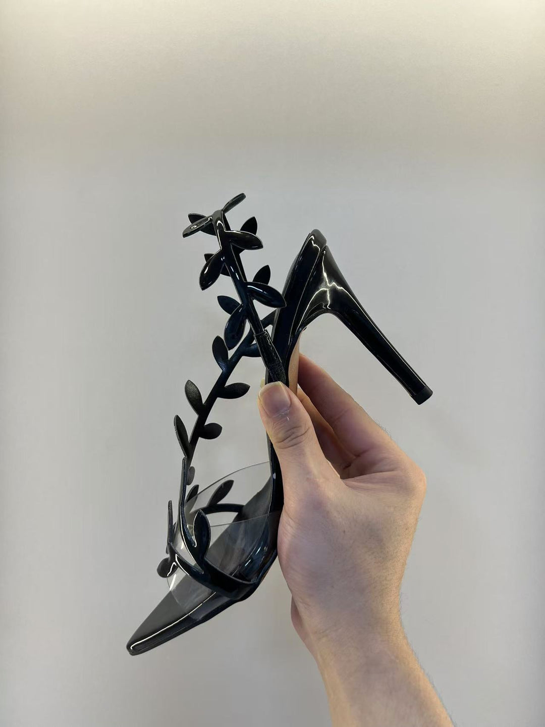 صندل بكعب عالٍ ومقدمة مدببة وأشرطة على شكل أوراق العنب – أوريازو