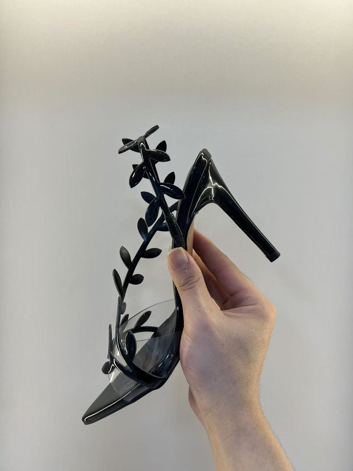 صندل بكعب عالٍ ومقدمة مدببة وأشرطة على شكل أوراق العنب – أوريازو