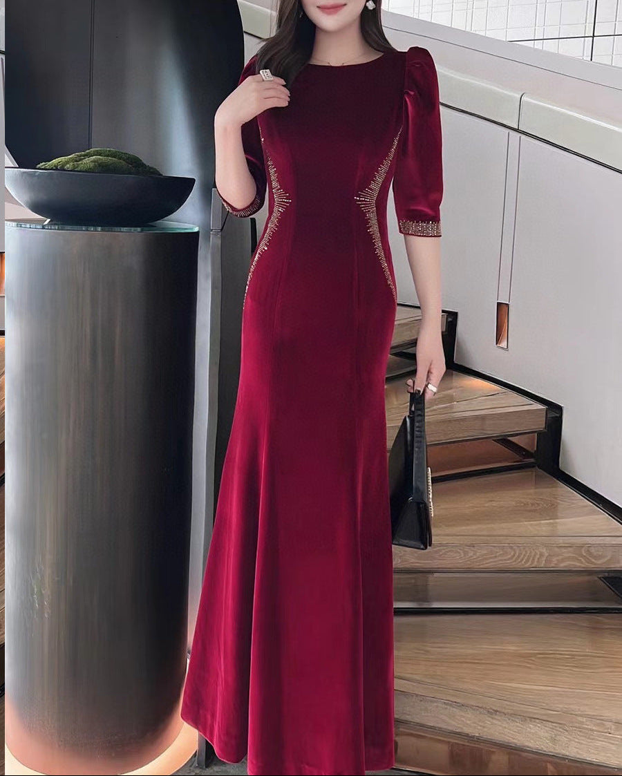 فستان سهرة مخملي مزين بخطوط بارزة – نوار