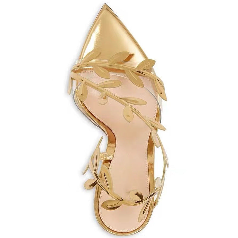 صندل بكعب عالٍ ومقدمة مدببة وأشرطة على شكل أوراق العنب – أوريازو