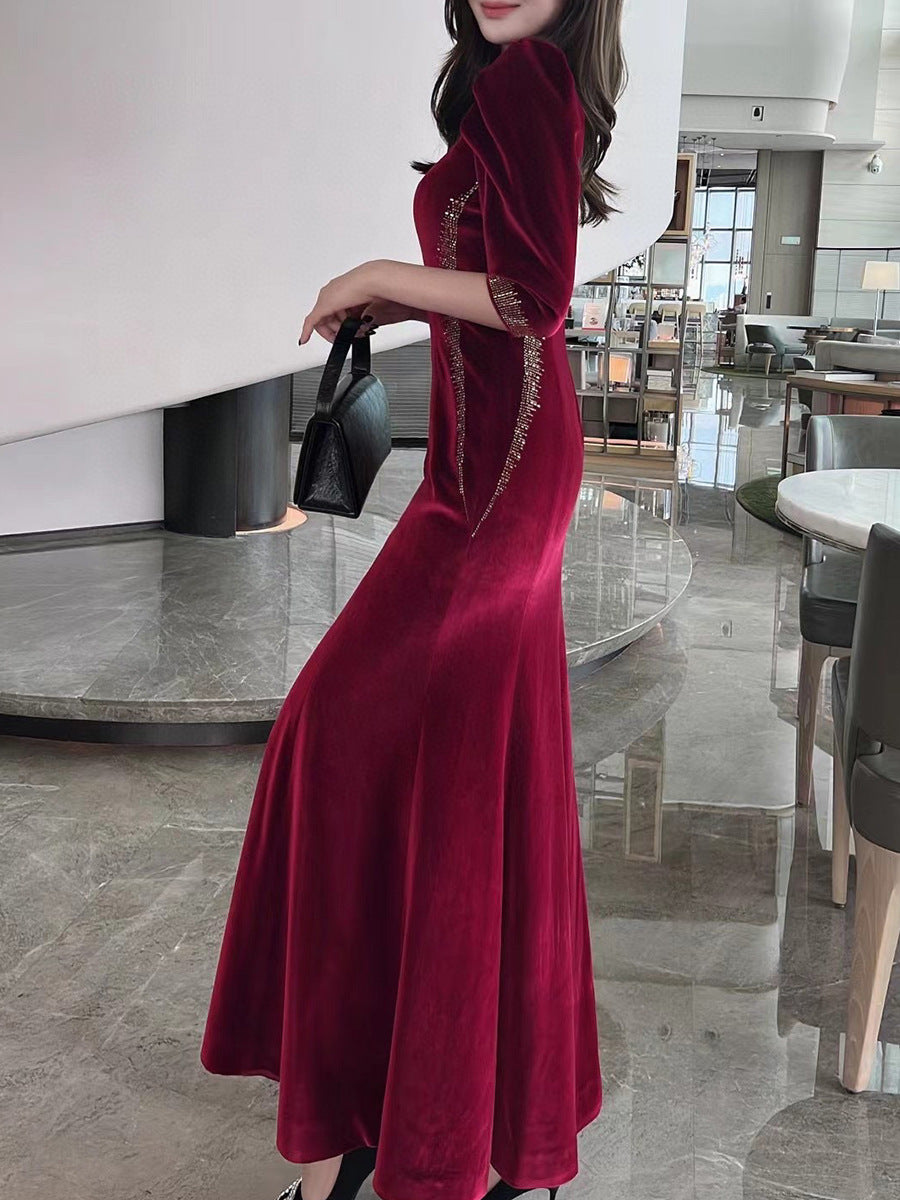 فستان سهرة مخملي مزين بخطوط بارزة – نوار