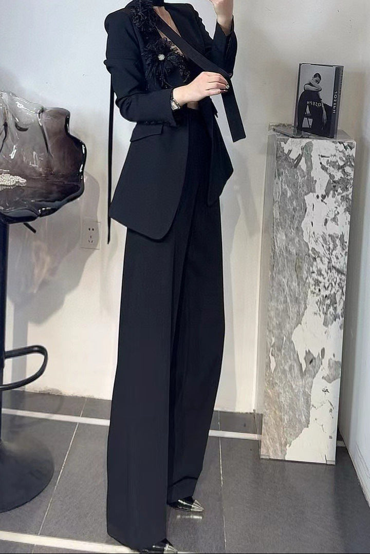 بدلة مصممة بساق واسعة مع لمسة أكتاف زهرية – لينيا