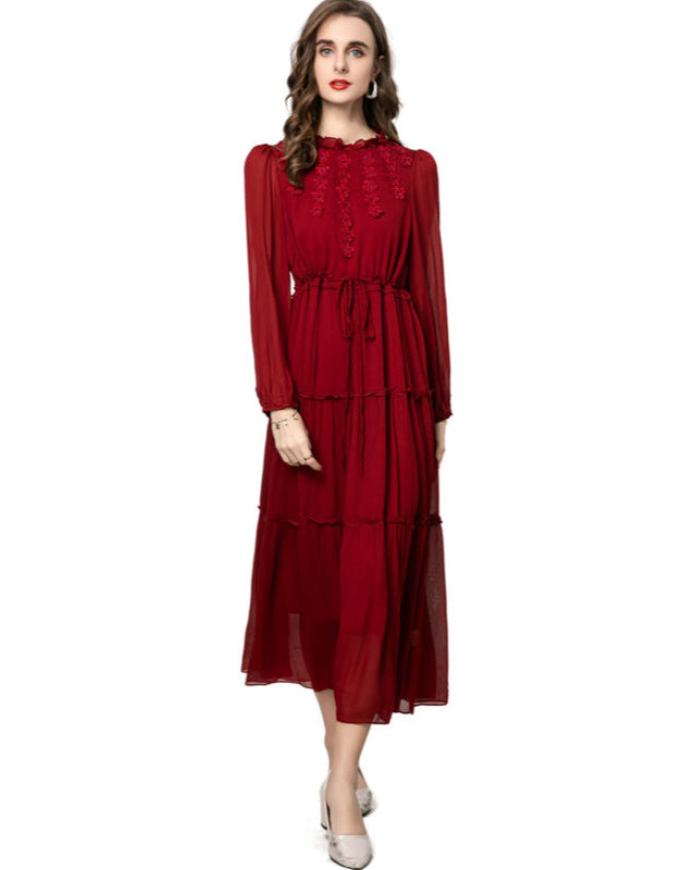 短袖中长连衣裙，配有3D花卉贴花 - BLOOMIQ 