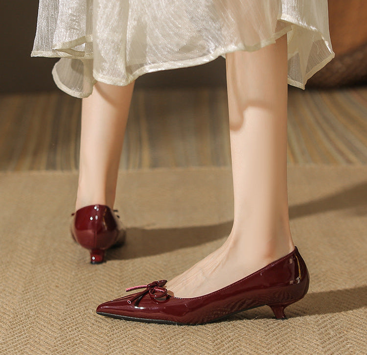 patent pointed-toe pumps with bow detail - AURADLY