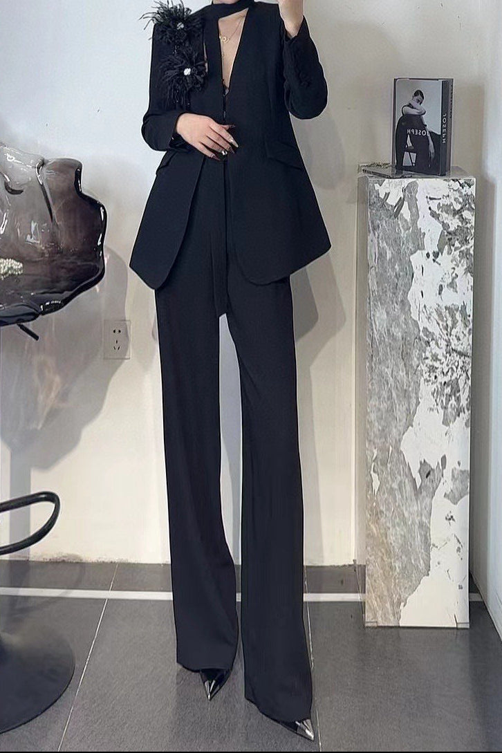 بدلة مصممة بساق واسعة مع لمسة أكتاف زهرية – لينيا