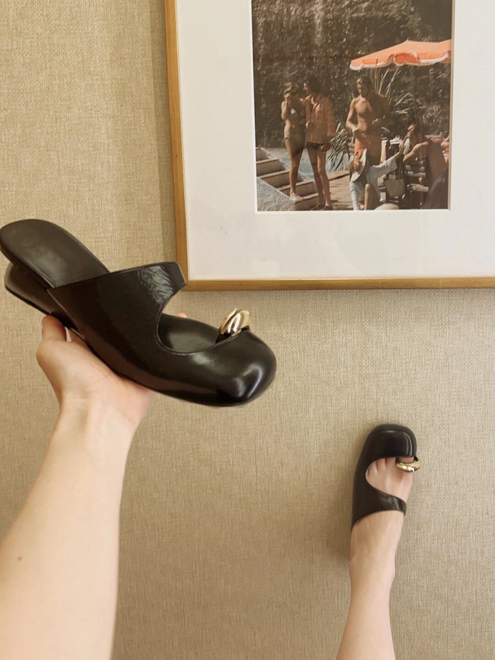 شبشب جلدي حكيمي مع لمسات بيضاوية فضية – لييرا